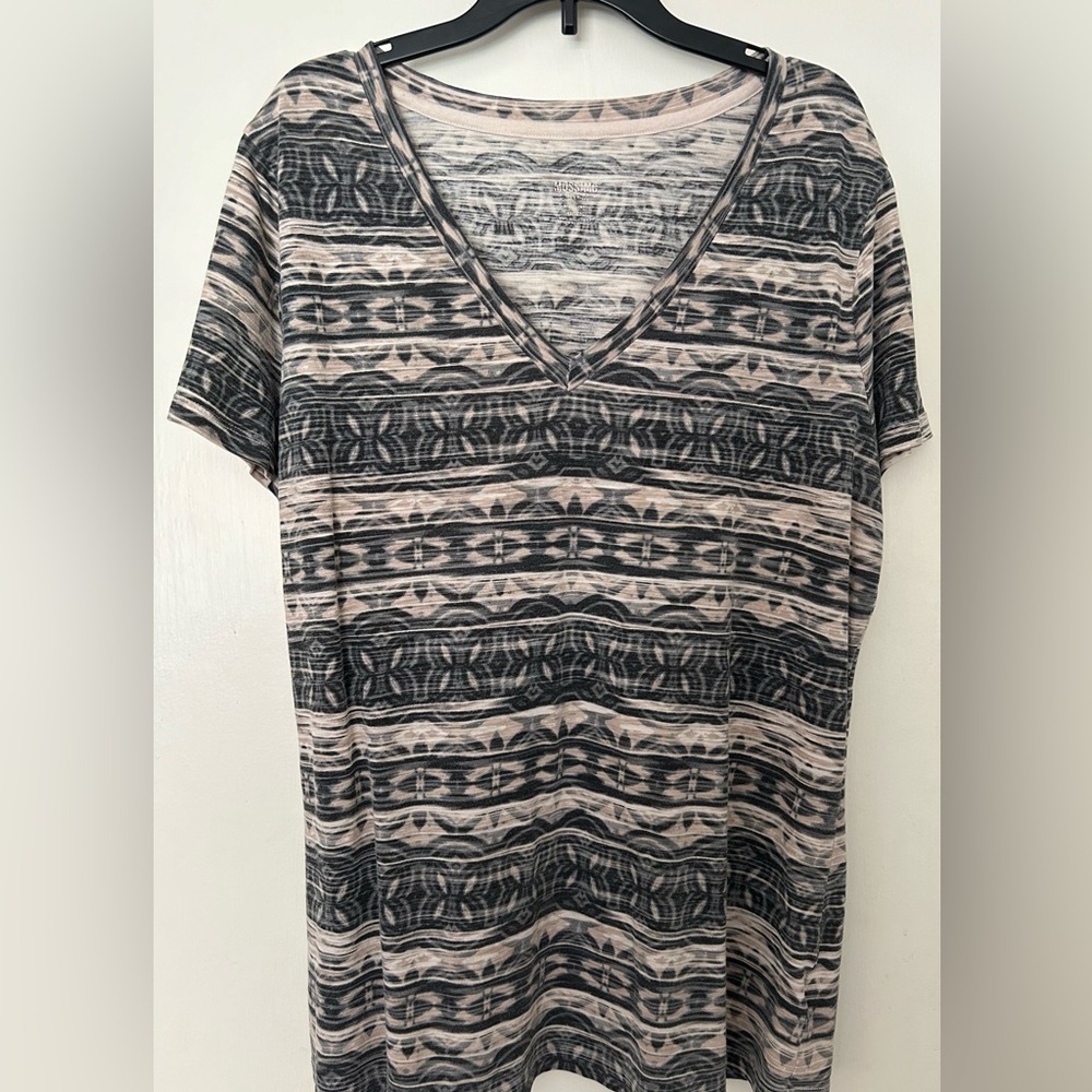 Mossimo ladies v-neck top size 2XL-fits like an XL